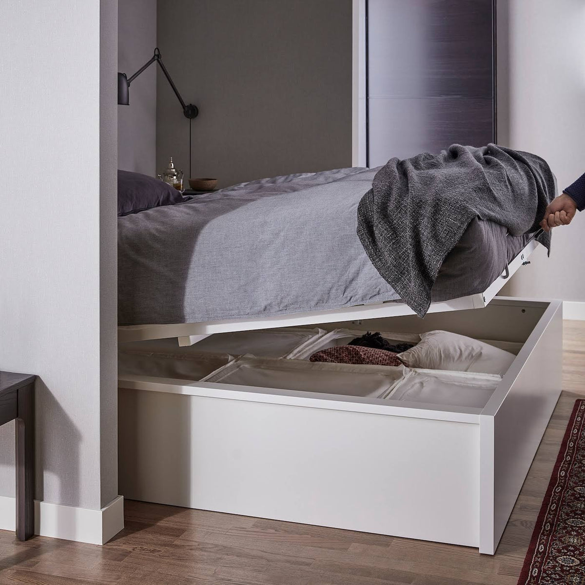 White Full/Double Storage Bed F826539